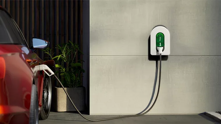 Borne de recharge installée sur une façade