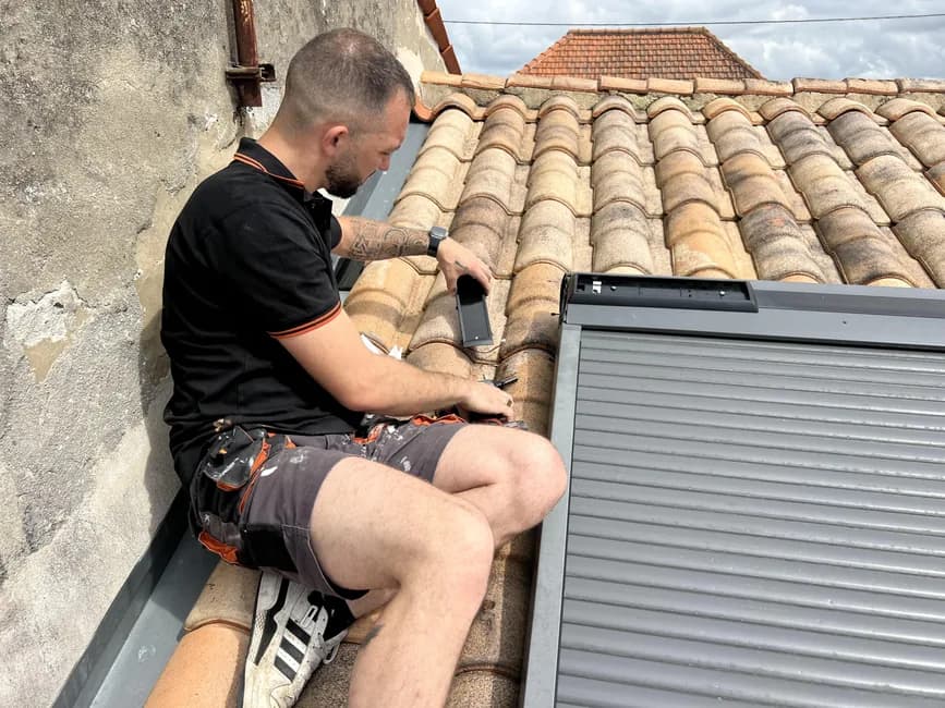 Électricien AD ELEC en intervention sur un volet roulant
